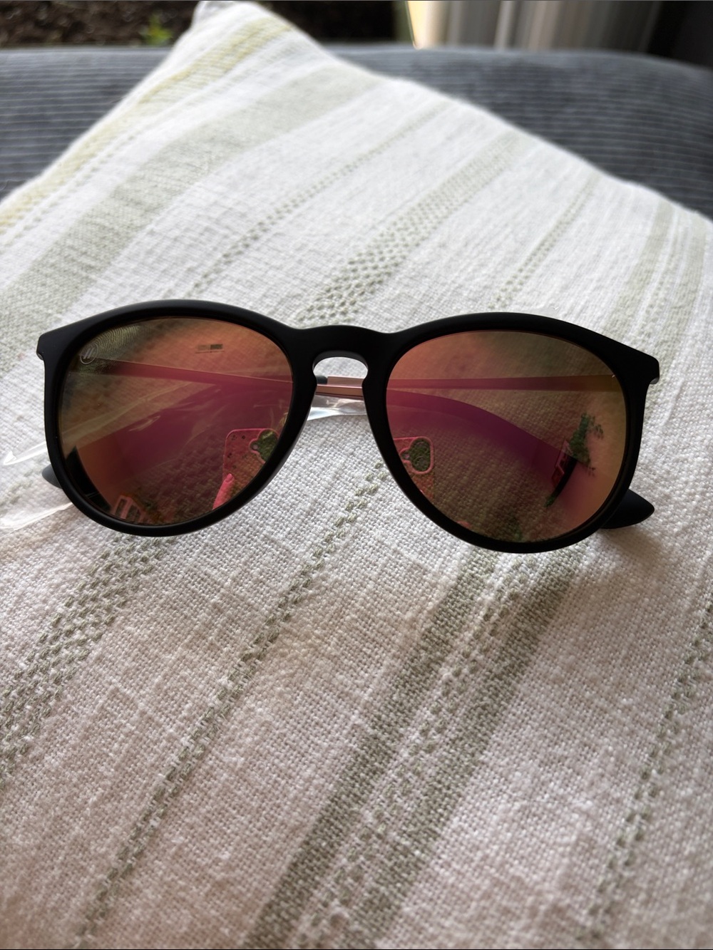 Women's Black Frame Sunglasses with Pink Mirrored Lenses - Stylish UV Protection